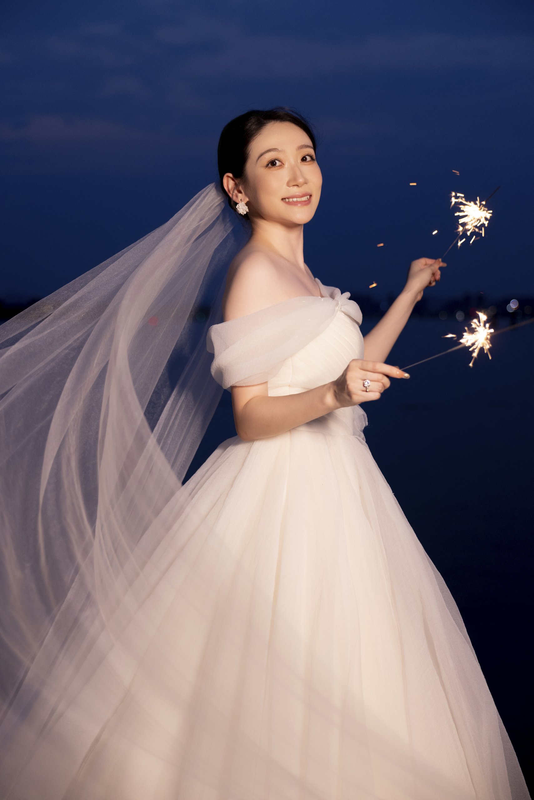 蓝调湖畔新娘手持星火肖像
